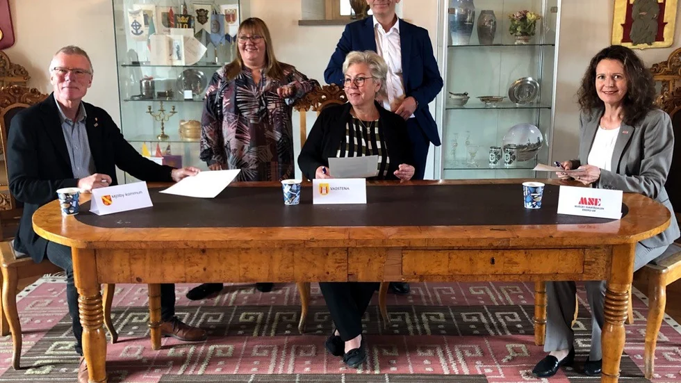 KS- ordförandena Cecilia Burenby (S) Mjölby, samt Peter Karlsson (M) Vadstena, närvarar då kommundirektörerna Dag Segrell, Mjölby, Madeleine Andersson, Vadstena samt Lena Svensk, vd för MSE skriver under avtalet.