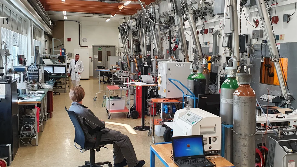 På väggen syns robotarmar som används för att utföra tester på bränslestavar och annat material. I ett test kan bolaget utsätta stavarna för förhållanden som påminner om de som uppstod i samband med tsunamin i japanska Fukushima.