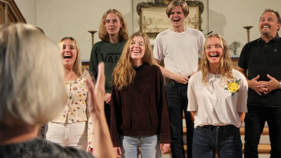 Ingela Linde leder kören bestående av före detta elever på Wiks folkhögskolas musiklinje.
