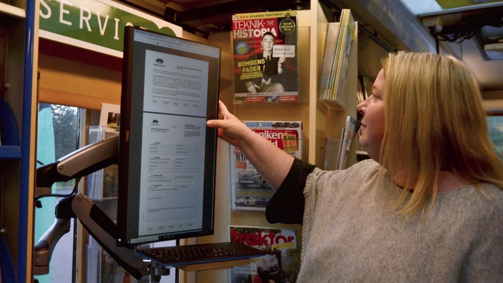 Biblioteksbusschauffören Linda Hjert Axelsson visar bussens nya servicepunkt.