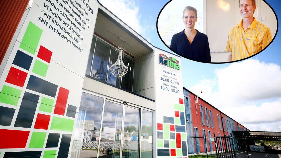 Efter Ikeas världsnyhet om att de öppnar second hand-butik på Retuna fick återbruksgallerian genast fler besökare. Sofia Bystedt, centrumledare på Retuna, och Jonas Carlehed, hållbarhetschef på Ikea.