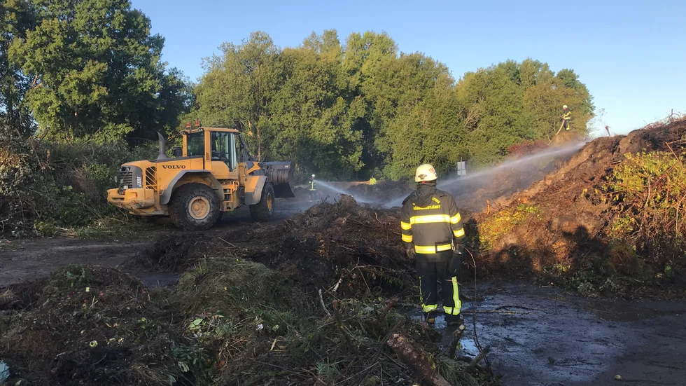 En hjullastare används under släckningsarbetet vid rishögen.
