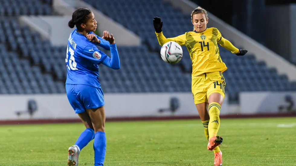 Sveindís Jane Jónsdóttir täcker skott.