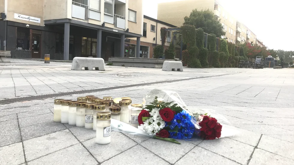 Ytterligare två personer misstänks vara inblandade i mordet på en 16-årig pojke i Nyfors den 17 september. En 16-årig pojke sitter sedan en tid tillbaka häktad misstänkt för mord och grovt vapenbrott.