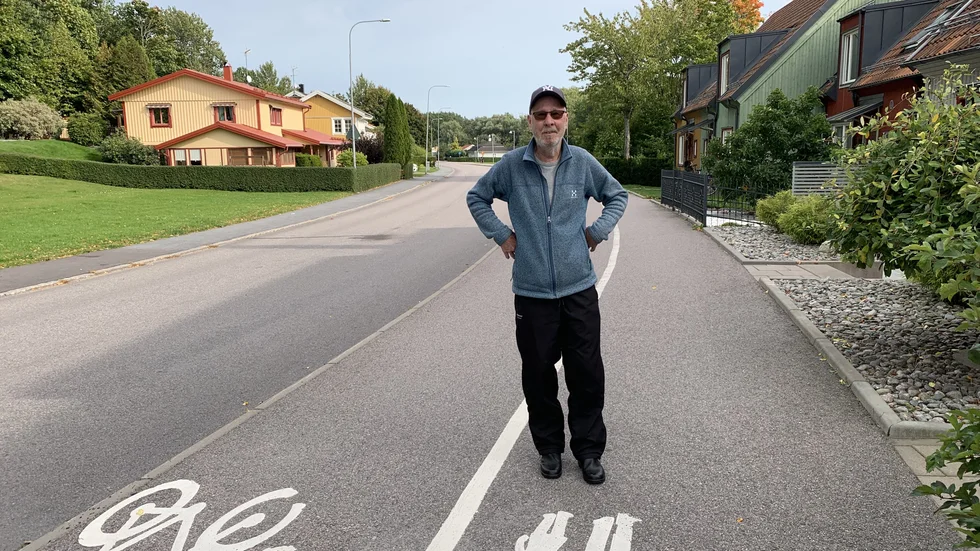 Per-Åke Frisk vill inte ha tung trafik ska passera förbi hans bostad. Han vill att kommunen löser problemet genom att bygga en väg via rondellen vid Rosvalla.
