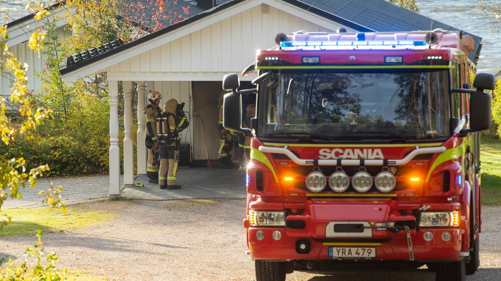 Räddningstjänsten klättrade upp i förrådstaket på villan.