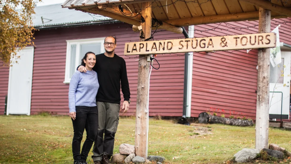 Dalila och Alex köpte två stugor mitt i Rentjärn som de renoverade och hyr ut till gäster som kommer för att semestra.