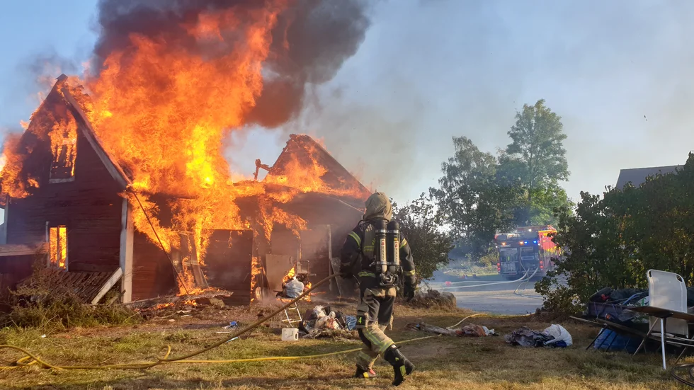 Ödehuset blev helt övertänt vid branden.