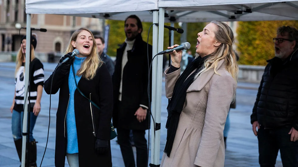 Tuva B Larsen och Malena Ernman sjöng Verdis "Fångarnas kör" i en manifestation mot publikrestriktionerna utanför Riksdagshuset i Stockholm. Arkivbild.