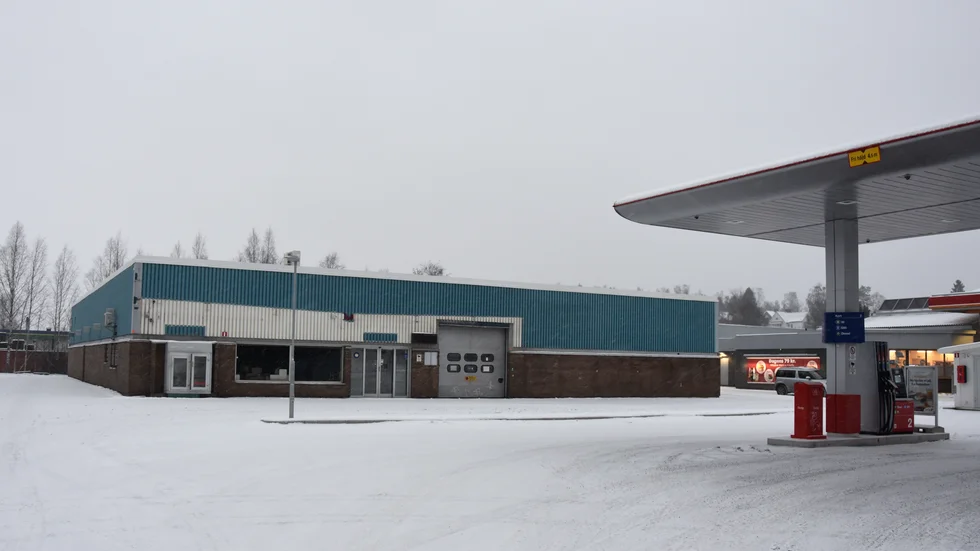 OK Norrbotten ska stycka av sin fastighet vid Örnäsrondellen och den tomt där den gamla butiken låg ska säljas. Avstyckningen görs vid den refug som ses framför byggnaden.