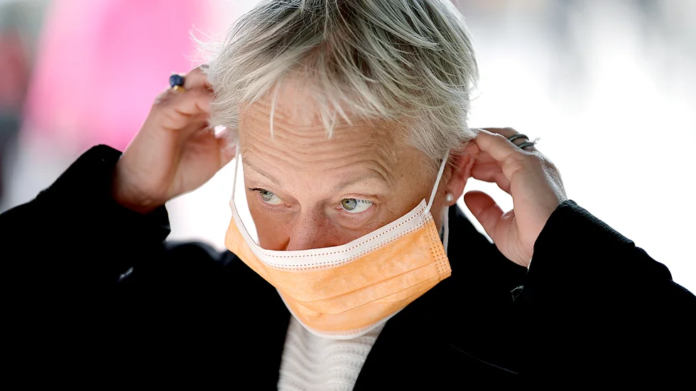 Nu är det hög tid att börja använda andningsskydd, menar skribenten. 
