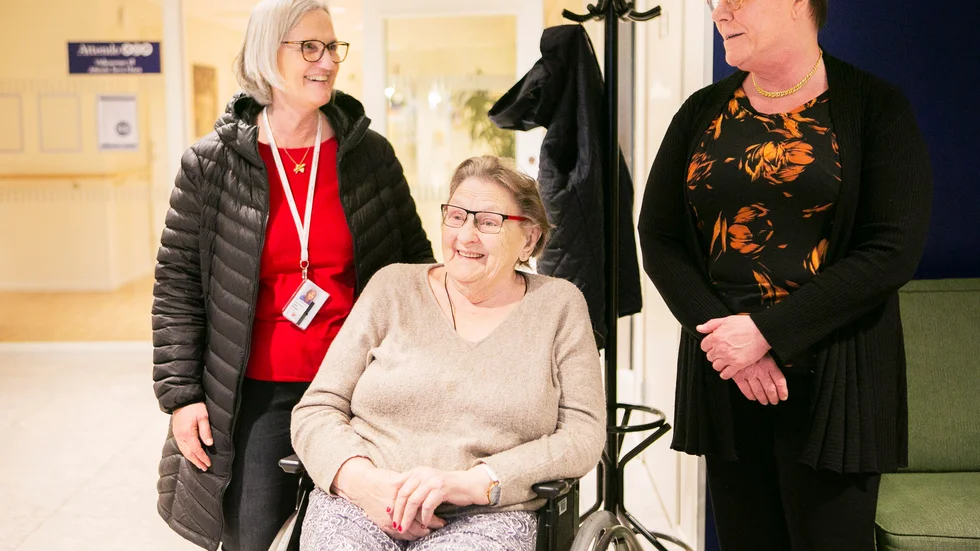 Elsa Söderdahl (mitten) utsattes för en hel med medial uppmärksamhet under måndagen, men hon verkade ta det hela med ro. Här tillsammans med Lena Blomér, sjuksköterskan som gav sprutan, och Agneta Pettersson, verksamhetschef på Terra Nova äldreboende.