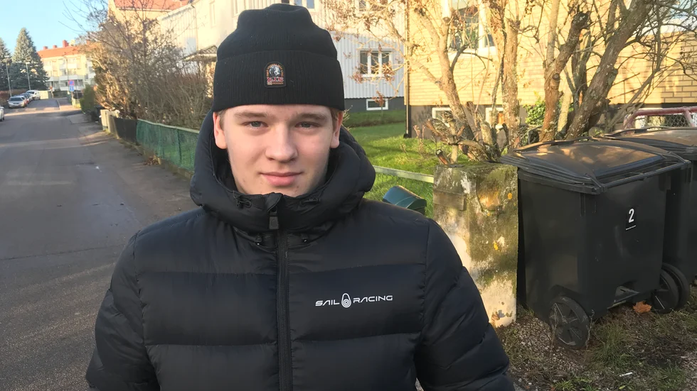 Vilgot Andersson får både plugga och träna ishockey på distans hemma i Motala. Det är speciella tider, padel i stället för istid. Lite annorlunda för en hockeygymnasieelev i Karlskoga som får anpassa sig.