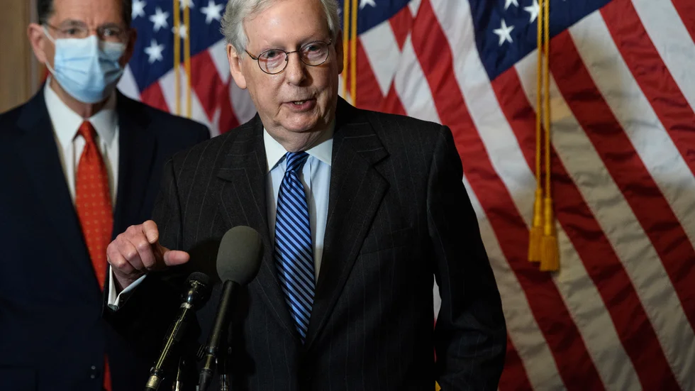 Republikanernas majoritetsledare Mitch McConnell. USA:s kongress röstade sent på fredagskvällen igenom en nödlösning som håller statsapparaten flytande till och med söndag.