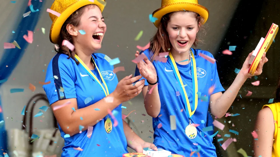 Emy Westergren och Edith Järlö Ahlby jublar efter USM-guldet i tvåmanna. Nu väntar debut i seniorklassen. 