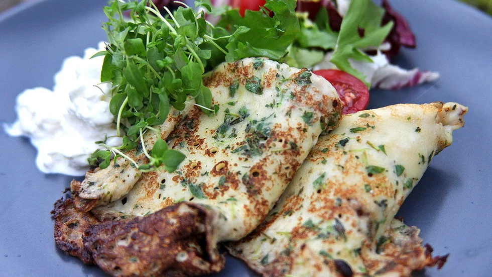 Örtkryddade pannkakor med neutral keso och blandad sallad. Vem sa att pannkakor inte kan varieras?