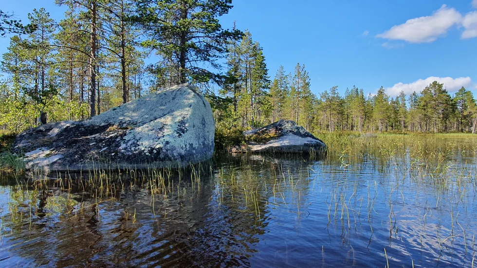 Den samiska offerplatsen Unna Saiva, ligger i den södra delen av Gällivare kommun, vid sjön med samma namn. Offerplatsen med dessa två offerstenar har använts från 500-talet till 1600-talet och grävdes ut av arkeologen Gustaf Hallström som tog med sig 600 föremål från platsen till Historiska museet i Stockholm.