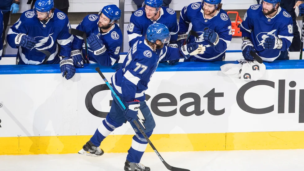 Tampa Bay och Victor Hedman firar 1–1-målet.