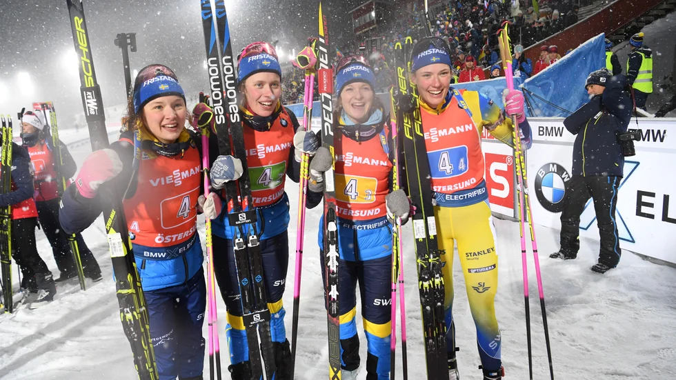 Sverige skidskyttedamer Linn Persson, Elvira Öberg, Mona Brorsson och Hanna Öberg kom på tredje plats i damernas stafett under fjolårets världscuppremiär. Frågan är om de får tävla på hemmaplan i år.