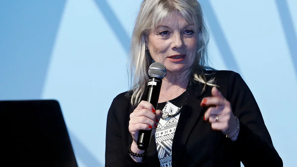 Anne-Lie Liljedahl (S) vill att Motala kommun inför fria arbetsskor för personal i vård- och omsorg.