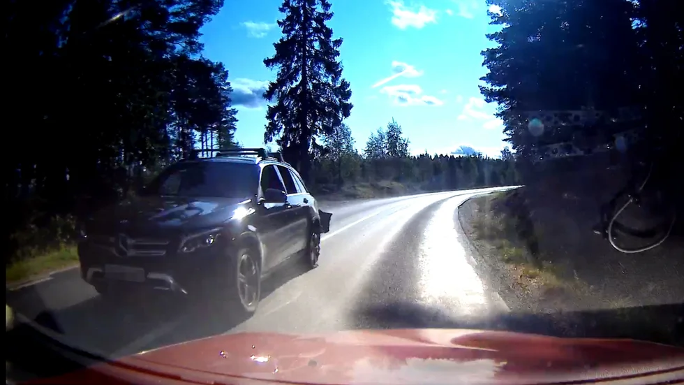 Frilansfotografen Tobias Sternhag fick möte med den stulna bilen med polisen hack i häl.