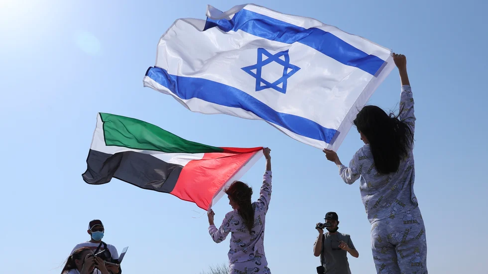 Den israeliska och den emiratiska flaggan under en fotografering i Dubai.