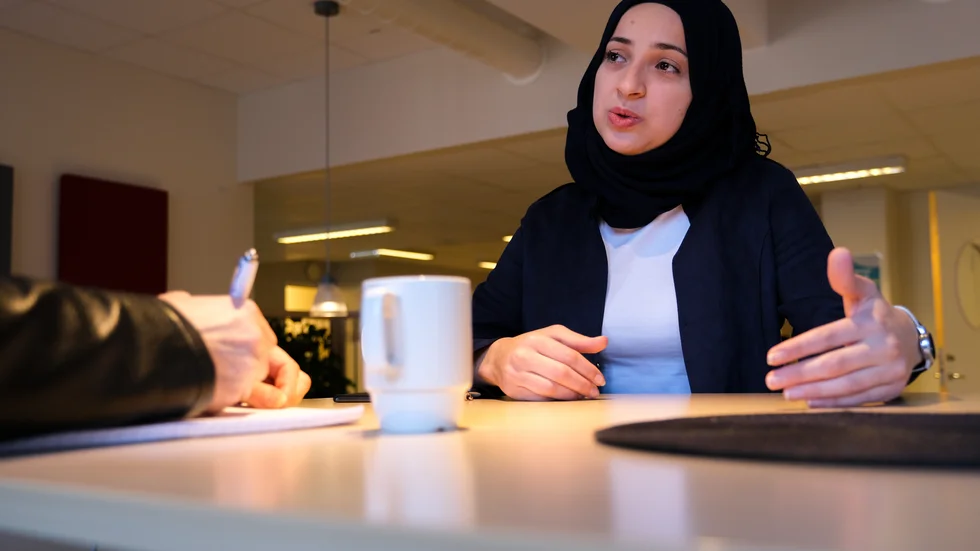 Som ungdomsombud är Maryam Ramzi Al-Helli länk mellan kommunens beslutsfattare och ungdomar. Efter att ha gått genom alla 500 enkätsvar och analyserat dem vill hon ge en återkoppling till ungdomarna.