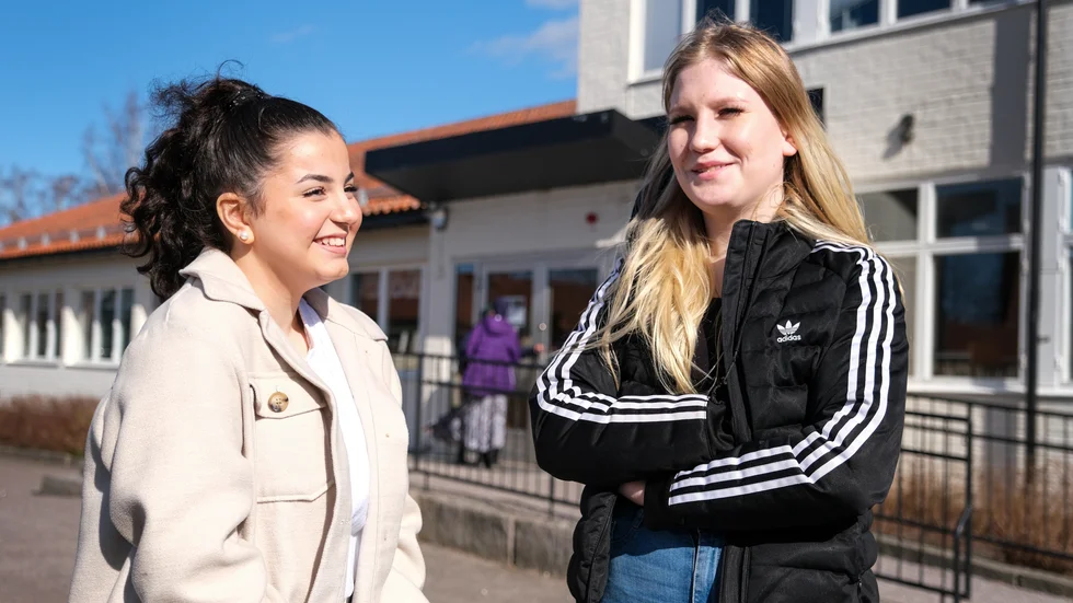 Aoighl Yako och Linnea Pettersson hade bra feeling efter sin första hälsa-på-dag med den nya klassen i Ljungsbro.