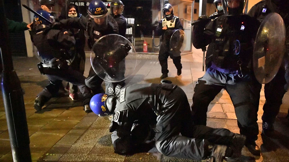 Polis griper en man vid demonstrationerna i Bristol.