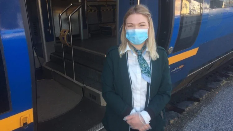 På torsdagen startade persontrafiken mellan Luleå och Haparanda. Konduktör Rebecka Granström bjöd passagerarna på frukost dagen till ära. 