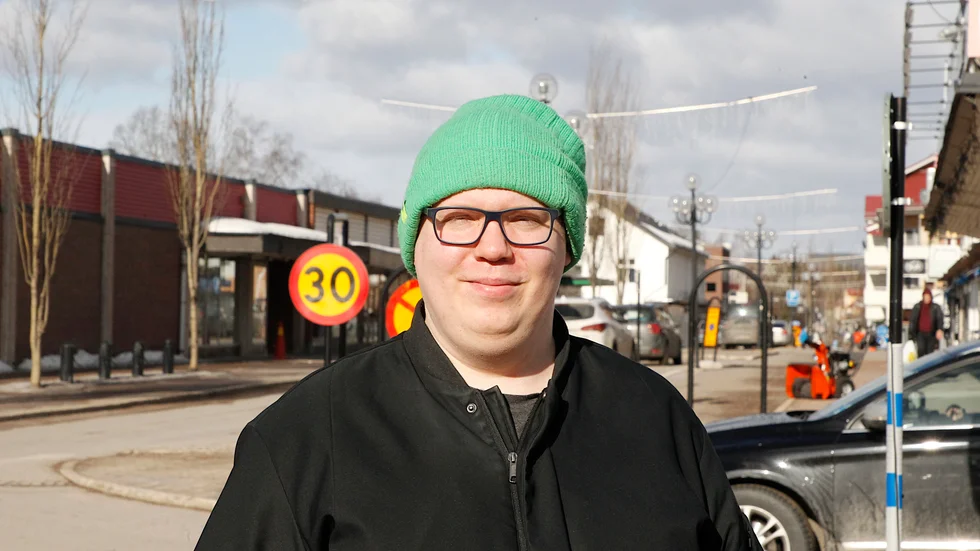 Daniel Strandlund har också varit kritisk till hur Centerpartiet på riksnivå agerat i coronakrisen på riksnivå med olika bidragspaket istället för att låta folk behålla mer av sina skattepengar.