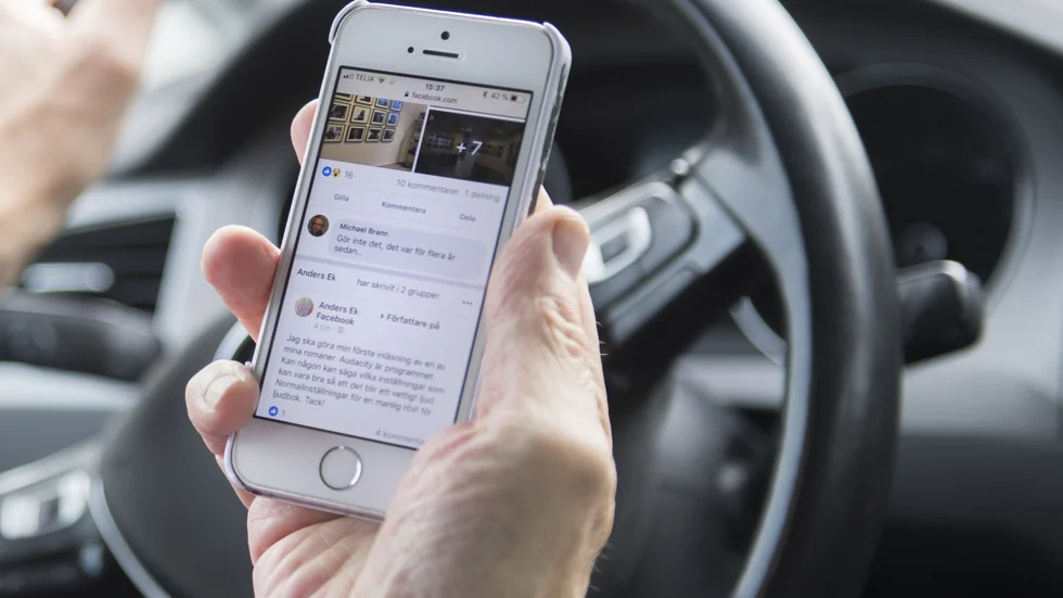 En bilförare i Katrineholm fick böter efter att ha ertappats med mobiltelefon i handen vid körning. Bilden är tagen i ett annat sammanhang.