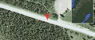 Lastbil stillastående på väg 373 - helt stopp i ett körfält
