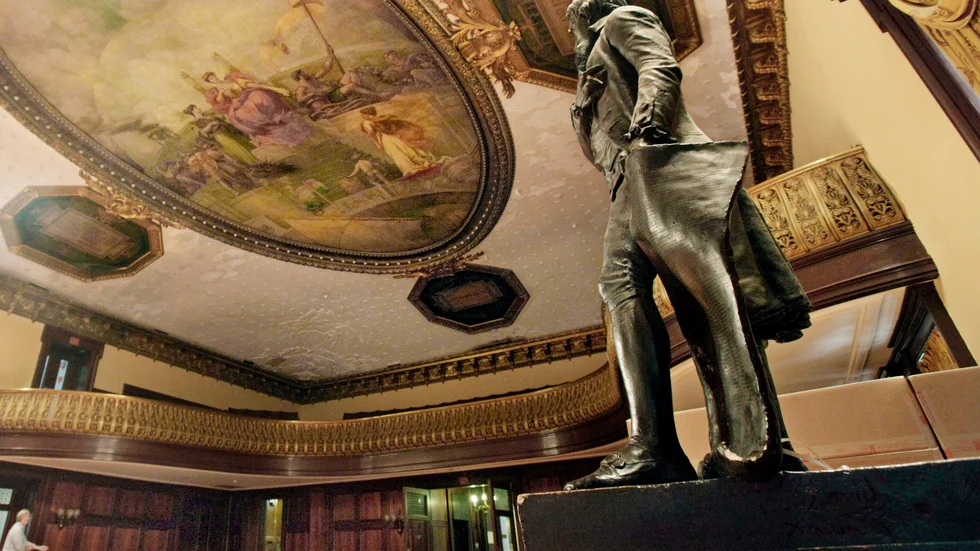 En staty som föreställer Thomas Jefferson, president och slavägare, förs bort från stadshuset City hall i New York. Arkivbild.
