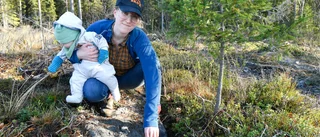 Mikaela, 33, visar hur du lyckas med skogsplanteringen: ”Plantan ska sitta högt och det är viktigt att röja i rätt tid”