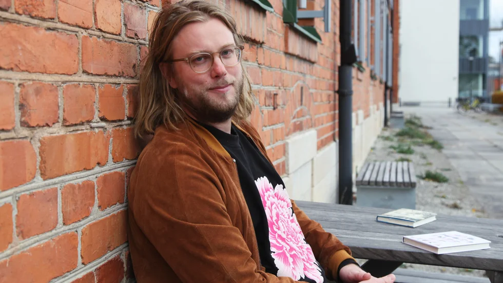 Oscar Lindster (S) säger att man inte vill vänta längre med att införa det nya bidragsreglerna. I stället väljer man att gå vidare med målsättningen att sjösätta dem i höst.