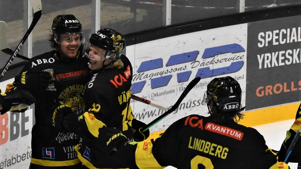 Todd Winder kramas om av Ludvig Vännström efter ett av sina fyra mål i hemmamatchen mot Mörrum.