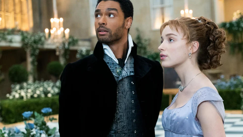 Regé-Jean Page och Phoebe Dynevor i första säsongen av "Bridgerton". Arkivbild.