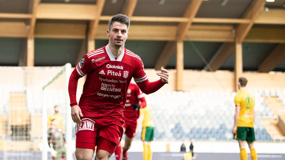 James Burgins skott styrdes av en motståndare in i eget mål till 3–3.