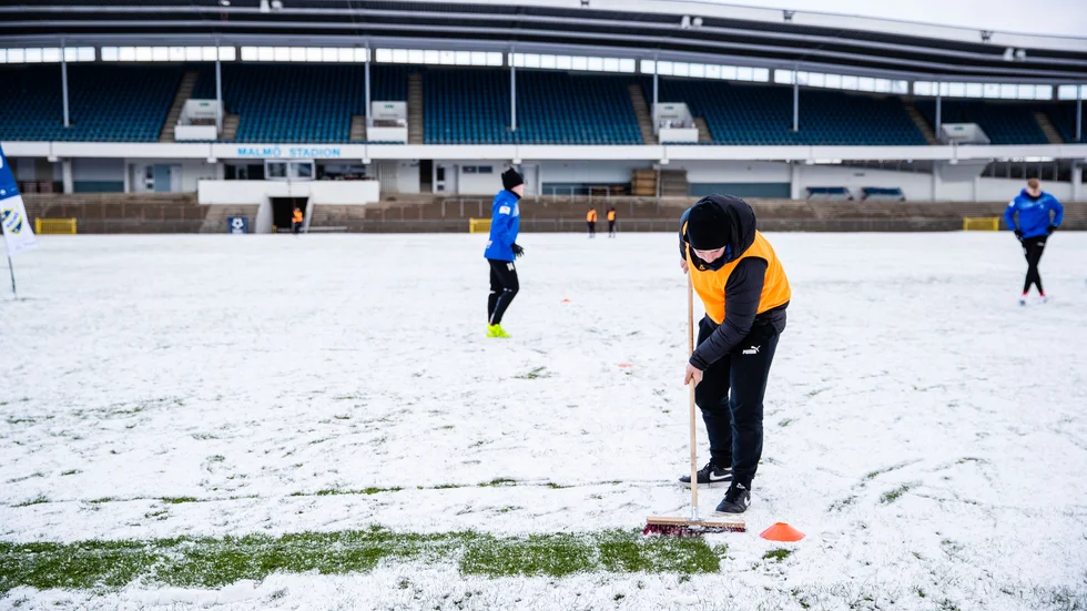 Snö i Malmö i april hör inte till vanligheterna. Före match sopades planen ren från det vita guldet.