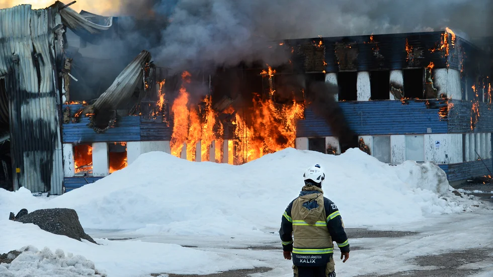 Eftersom spåren brunnit upp kan polisen inte säga hur storbranden i industrilokalen i Morjärv startade.