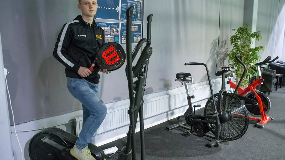 William Bergman, praktikant på Pdl-center i Motala visar upp anläggningens uppvärmningsyta där det på väggen finns ett uppvärmingsprogram att göra innan spelstart. 