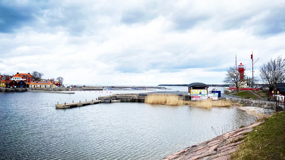 Den befintliga scenen ska rivas och byggas upp på nytt. Den gamla bryggan ska ersättas med ett bryggdäck med en läktare.