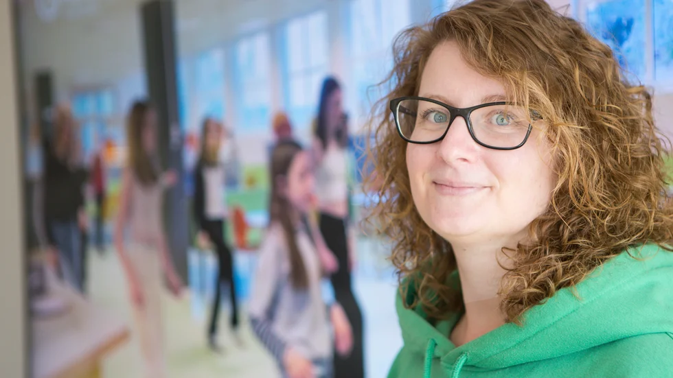 Caroline Arans elever i årskurs sex på Kunskapsskolan lärde henne dansen The Jerusalema challenge. Nu har ett 60-tal elever och personal på skolan gjort sin variant på utmaningen.