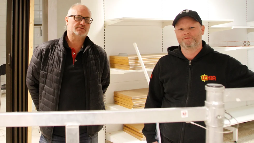 Johnny Hammarstedt hyr ut butikslokal i Präntaren till Jonas Falck som sedan i fjol driver Lekia i Solberga.
