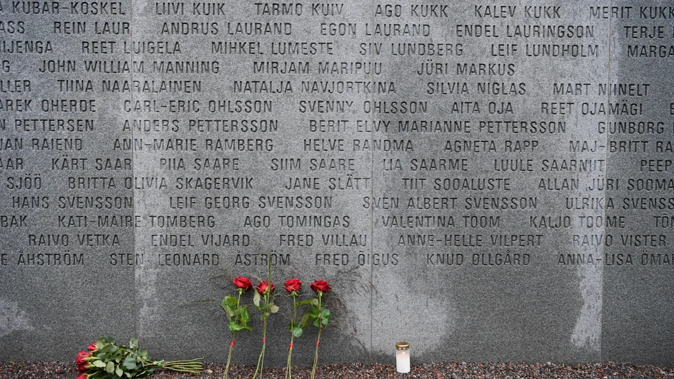 Enligt gravfriden tillåts inte dykningar vid Estonias vrakplats, utom för att sätta dit ett betongskal, något som Vänsterpartiet vill se en ändring på. Arkivbild från Estoniamonumentet vid Galärvarvskyrkogården i Stockholm.