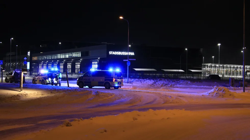 Bilen körde av vägen vid en rondell på Rapsgatan och fortsatte 30 meter ut på en åker.  