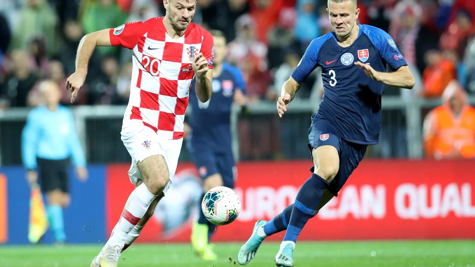 Slovakiens Denis Vavro, till höger, har testats positivt för covid-19.