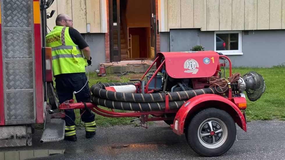Källaren och ett garage fylldes med avloppsvatten efter att eftermiddagens skyfall lagt högt tryck på avloppssystemet.