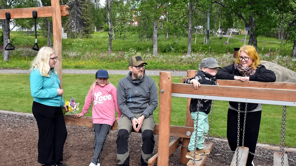 En vanlig midsommar hade de varit på ett firande med dans runt stången. Nu stannade Alva, Iris, Martin, Axel och Sofia Agronius till i Gruvstadsparken innan de skulle hemåt på midsommarafton.